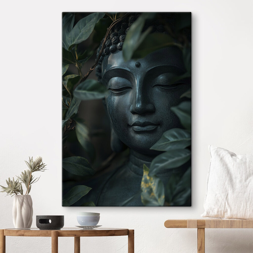 Buddha zwischen kühlen Dschungelblättern in einem Interieur