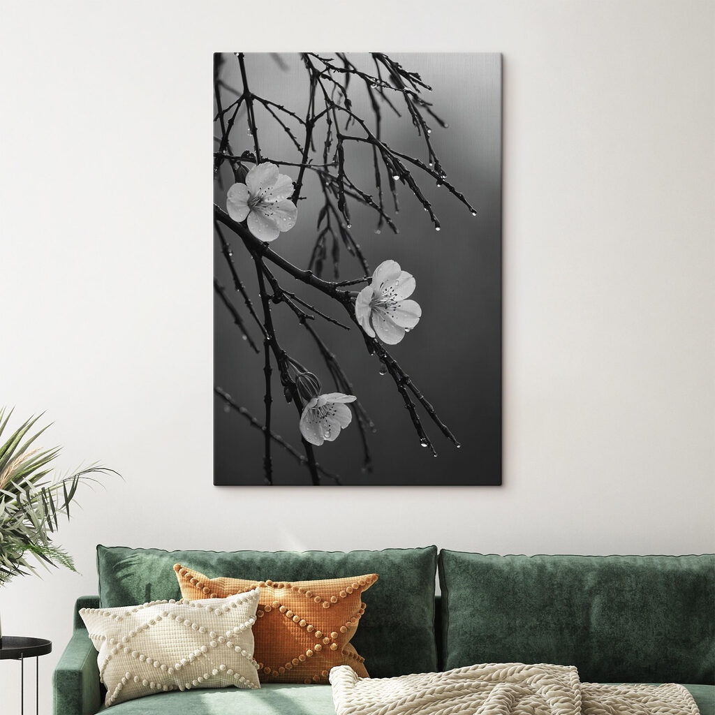Weiße Blüten im Regen in einem Interieur