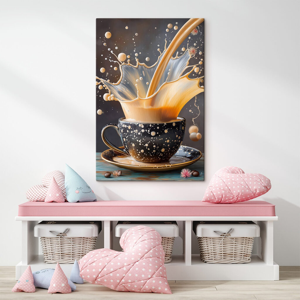 Spritzender Kaffee in einem Interieur