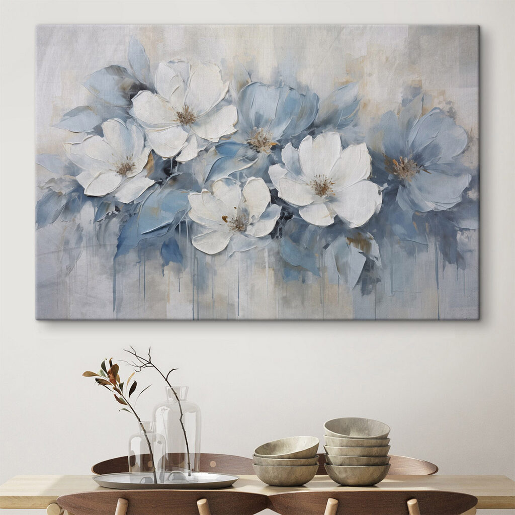 Eisblaue Blumen in Pinselstrichen in einem Interieur