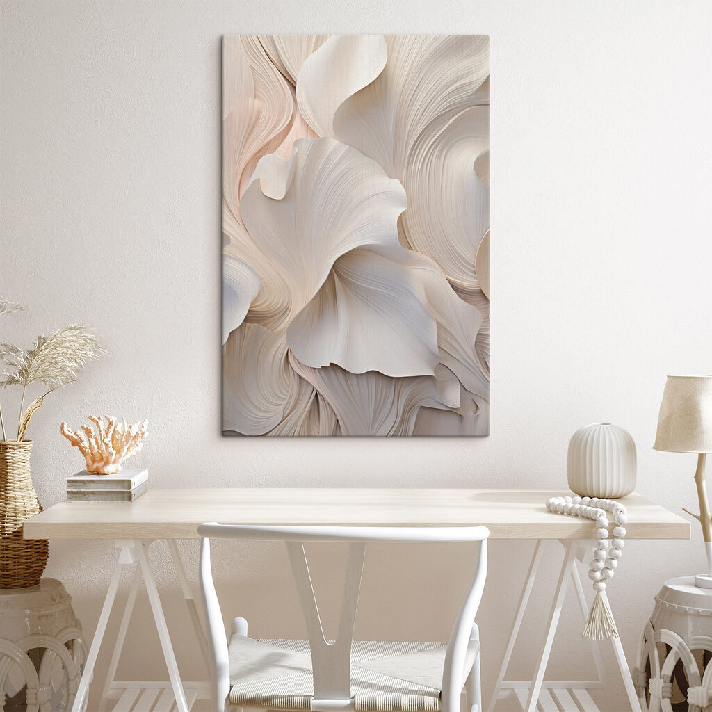 Cremeweiße Blätter in Schwüngen in einem Interieur