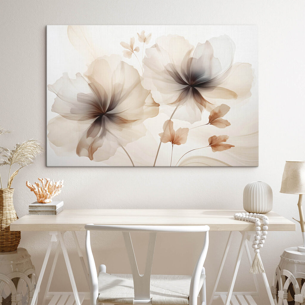 Blasse, durchscheinende Blüten in einem Interieur
