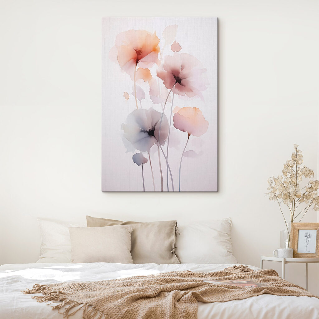 Blütenstiele in sanften Tintenfarben in einem Interieur