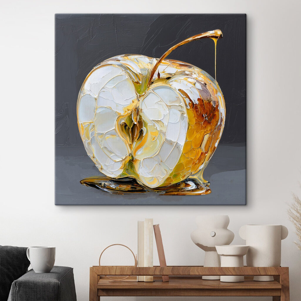Weißer Apfel mit Goldtropfen in einem Interieur