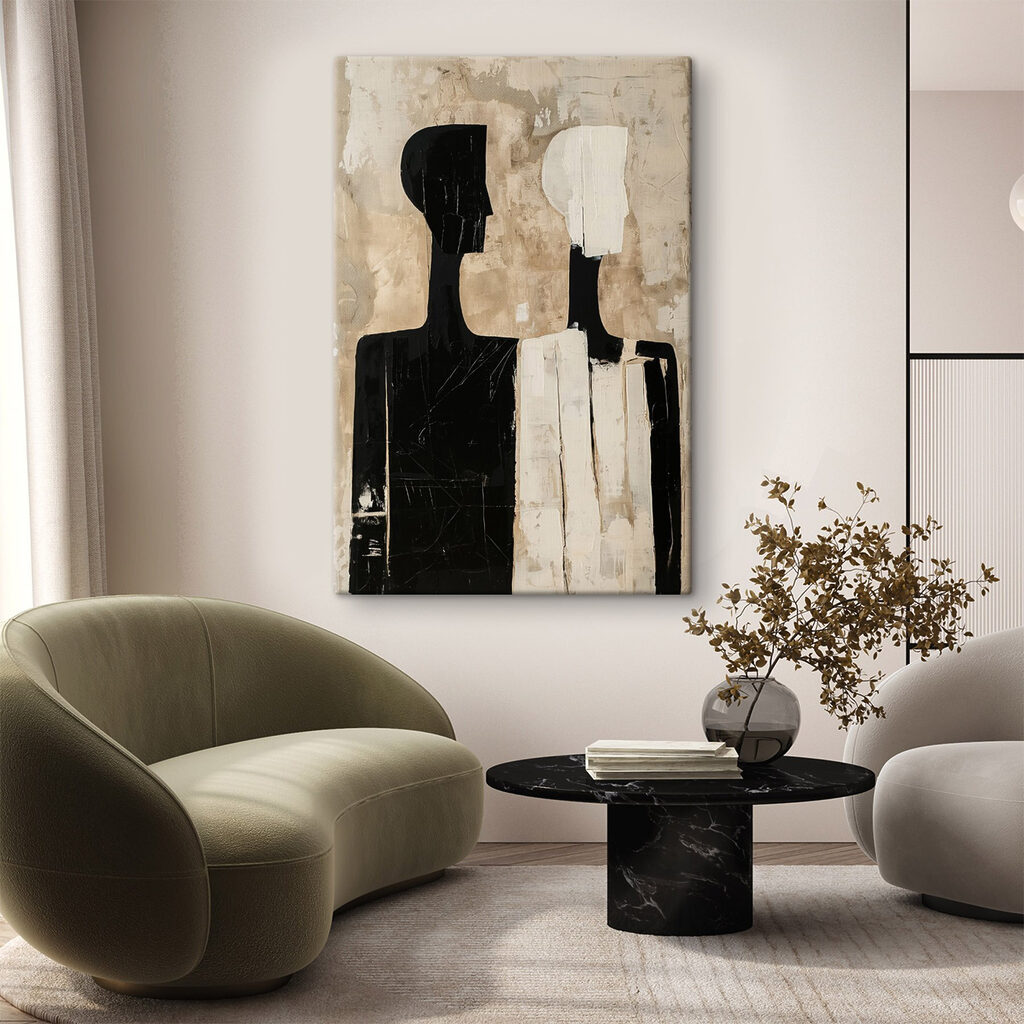 Zwei Figuren in Schwarzweiß in einem Interieur