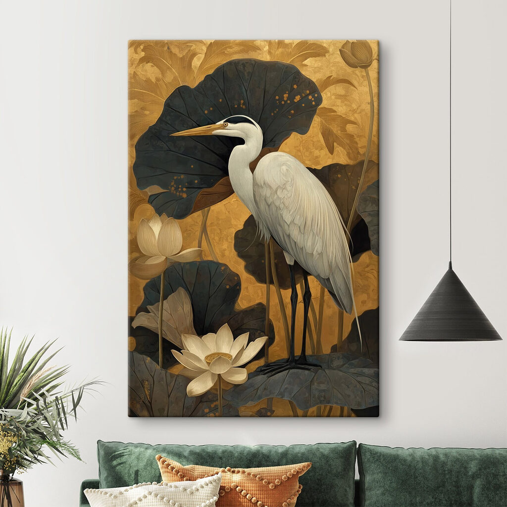 Reiher zwischen goldenen Lotusblättern in einem Interieur