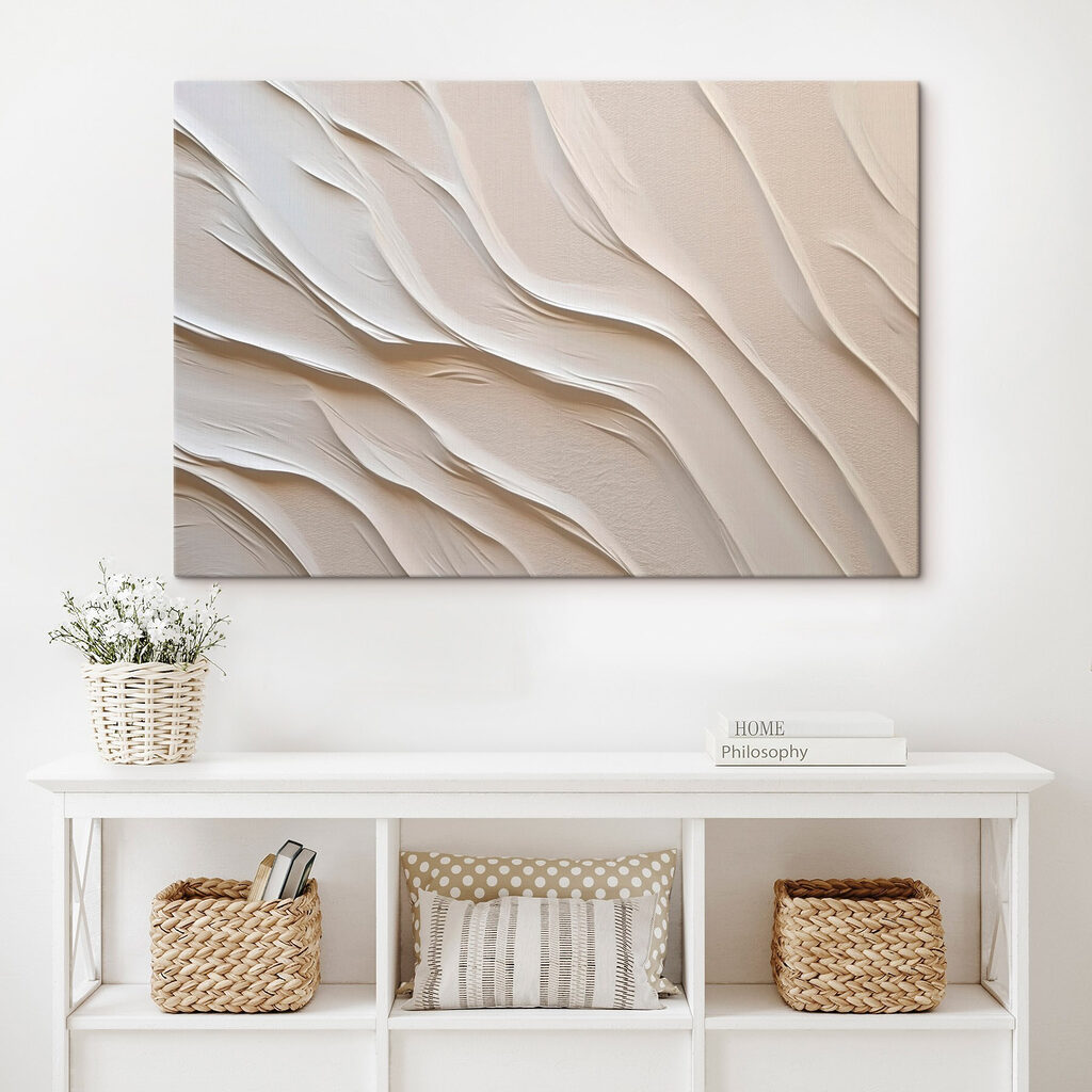 Weiße Schichten an Sandrinnen in einem Interieur