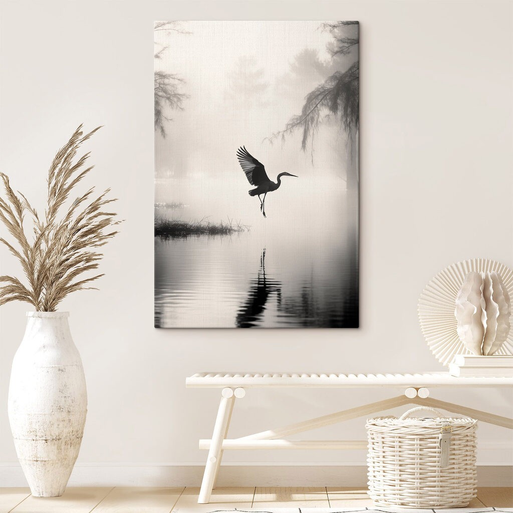 Reiher über nebligem Wasser in einem Interieur