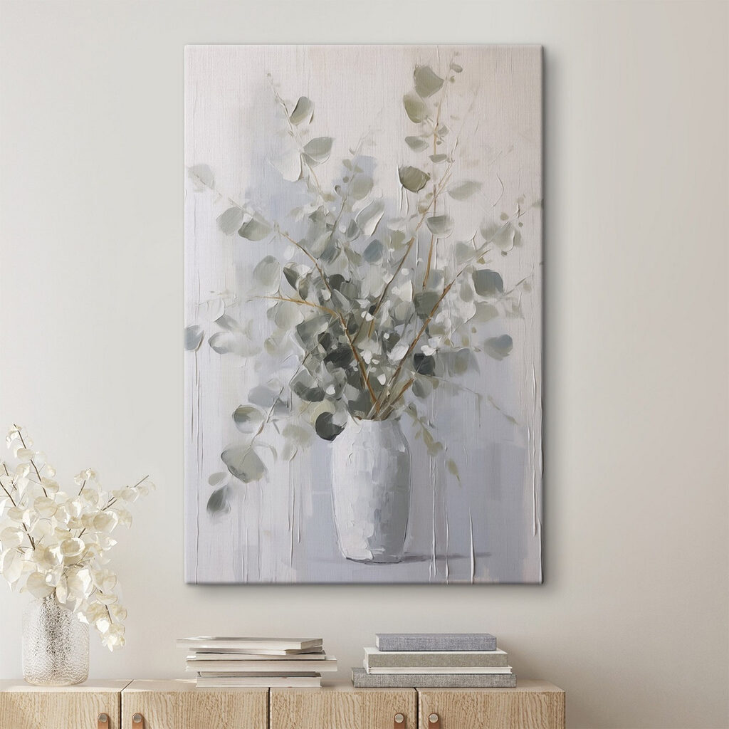 Vase mit graugrünen Zweigen in einem Interieur