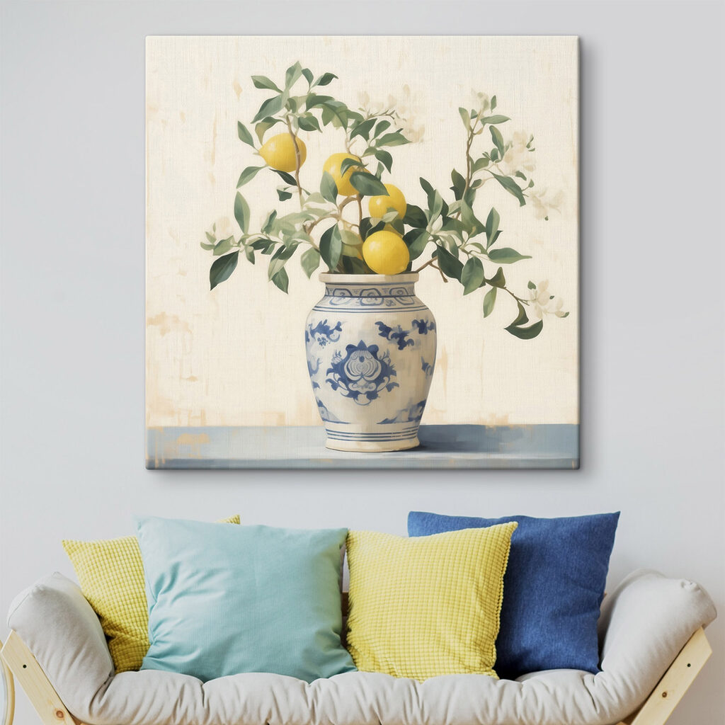Zitronenzweige in blau-weißer Vase in einem Interieur
