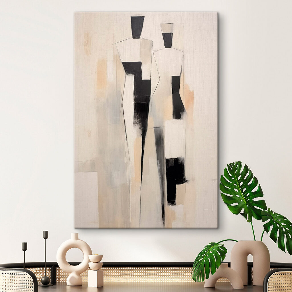 Lange Figuren in Schwarz-Weiß in einem Interieur