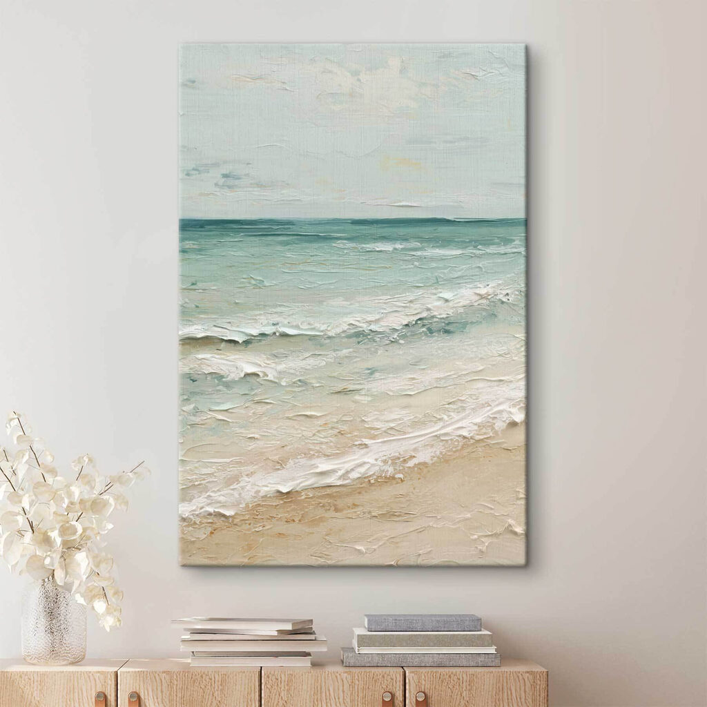 Türkisfarbene Wellen, blasser Sand in einem Interieur