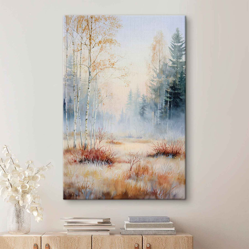 Goldene Birken neben Kiefern in einem Interieur