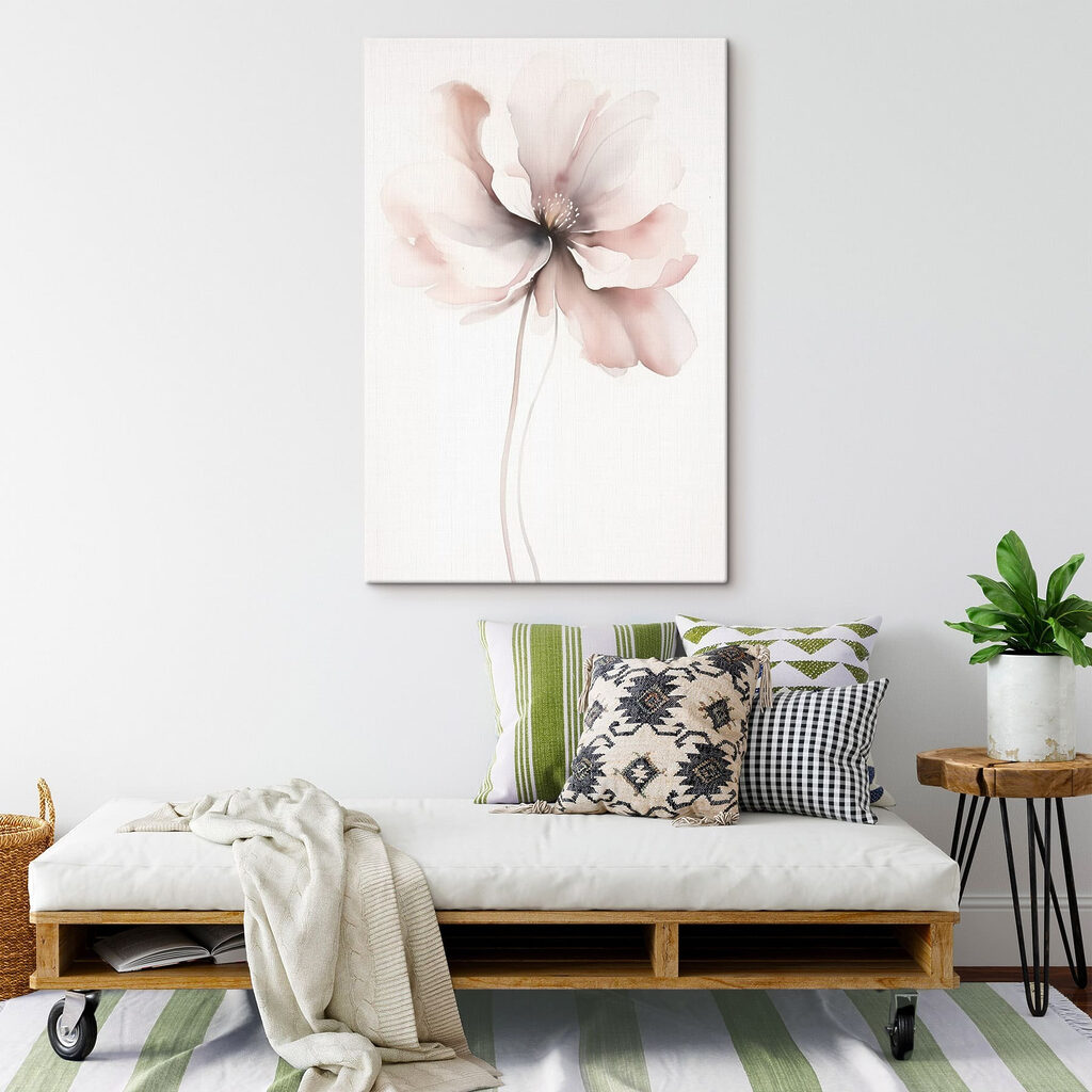 Blassrosa Blüte am Stiel in einem Interieur