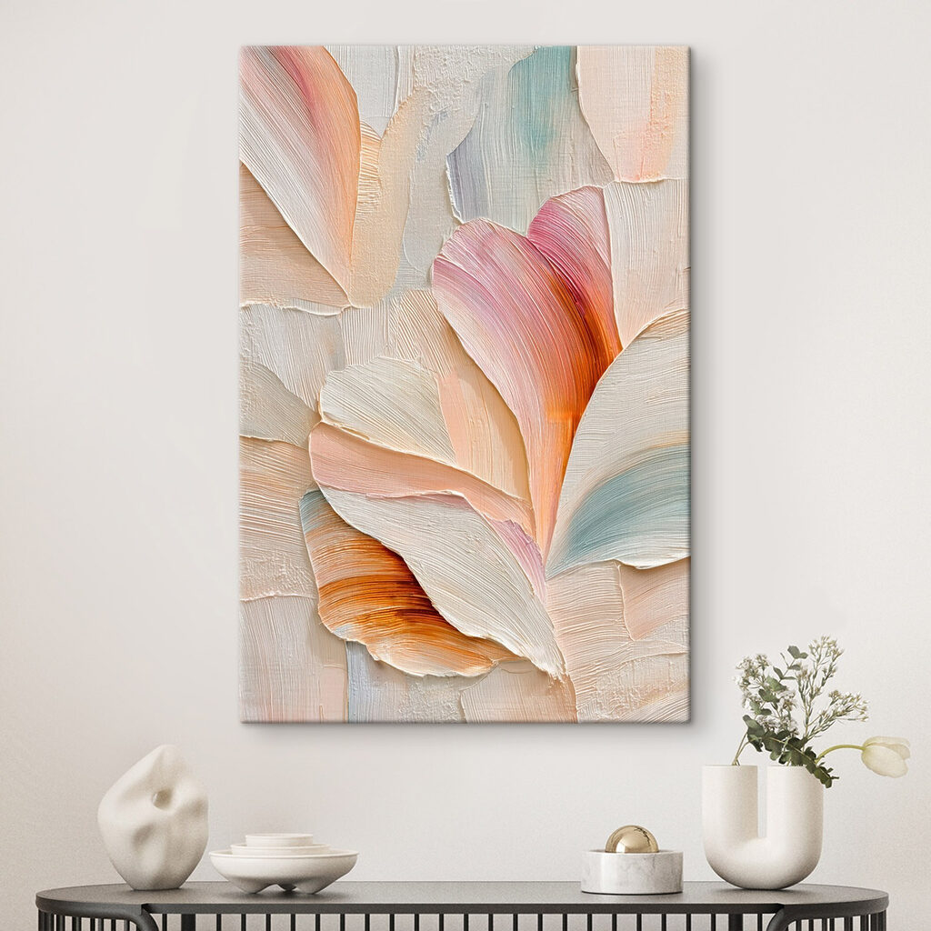 Rosa Blütenblätter auf Creme in einem Interieur