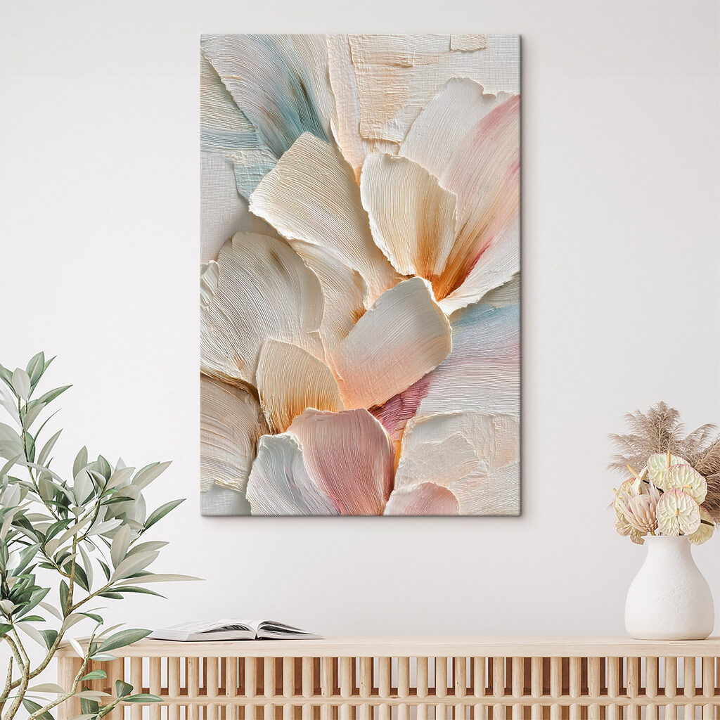 Cremefarbene Blütenblätter in Pastell in einem Interieur