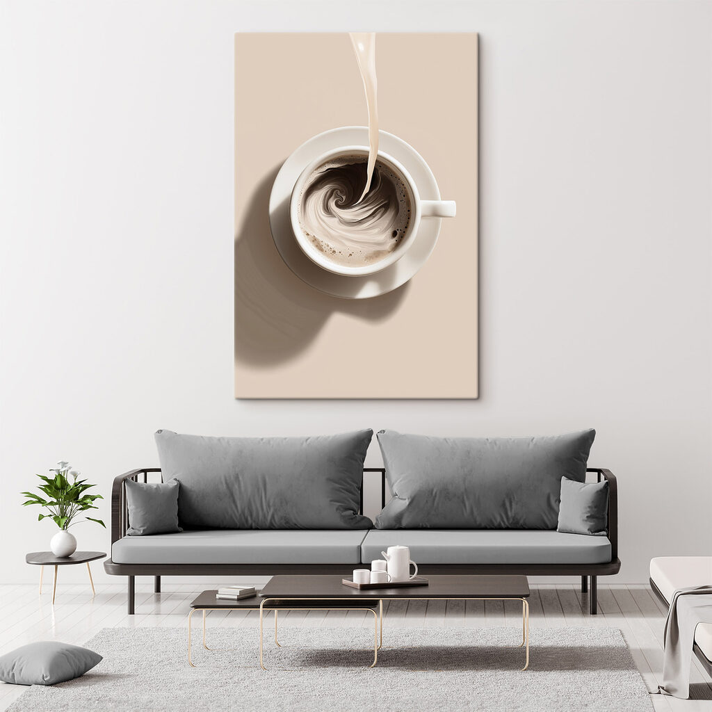 Milchspirale in der Kaffeetasse in einem Interieur