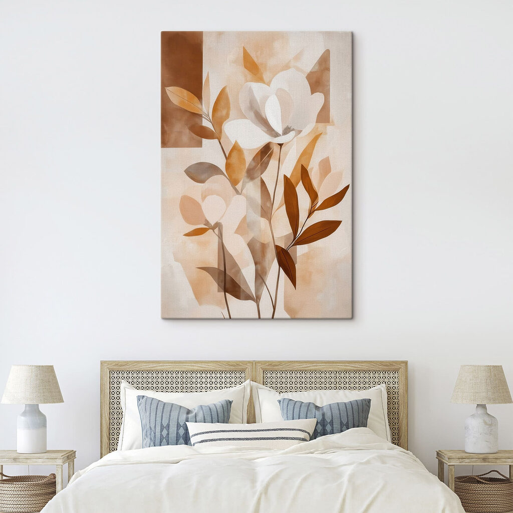 Weiße Blüten zwischen Ockerblättern in einem Interieur