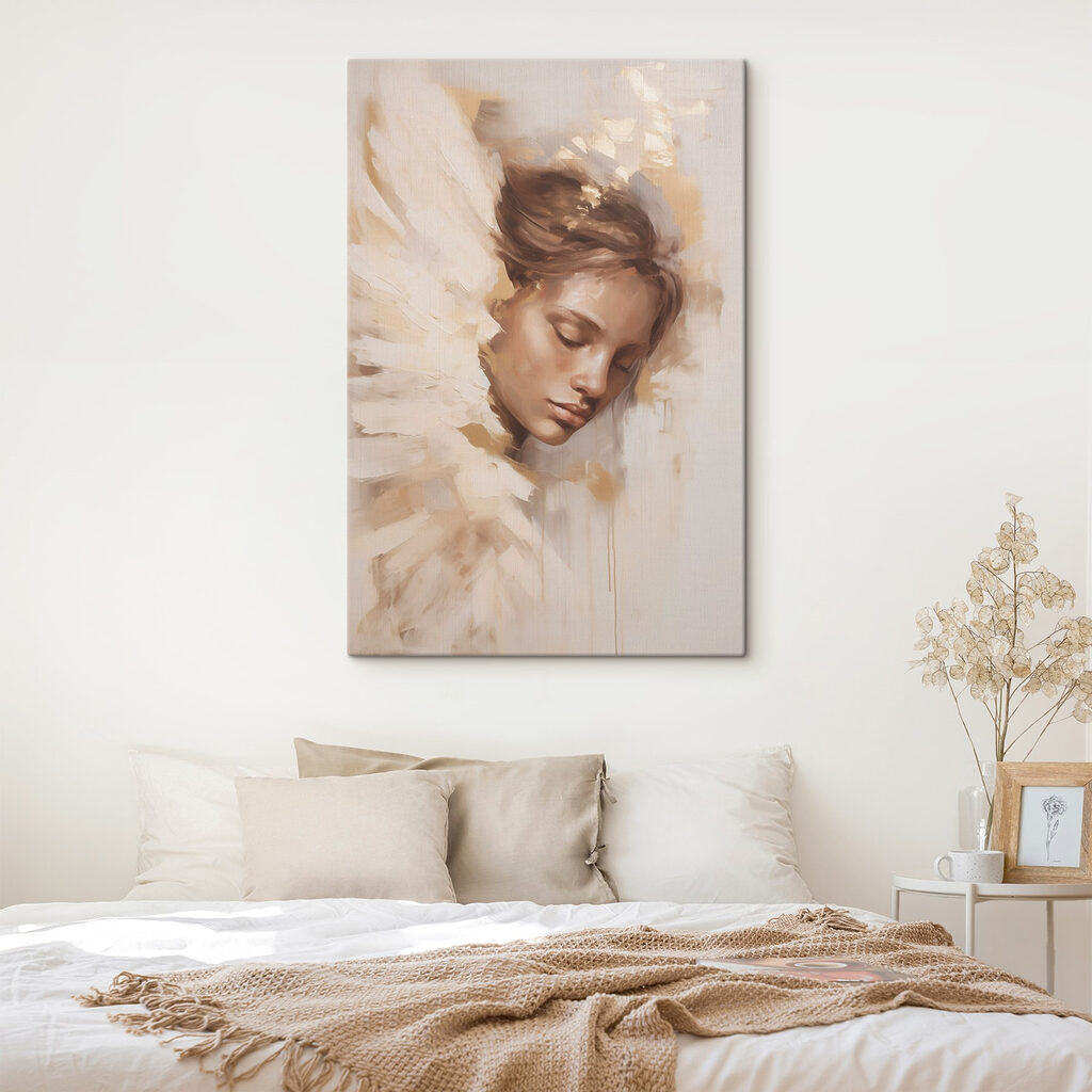 Gesenktes Gesicht zwischen Federn in einem Interieur