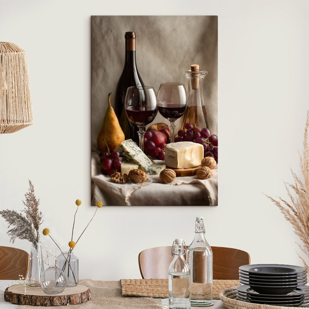 Rotwein und Käse in einem Interieur