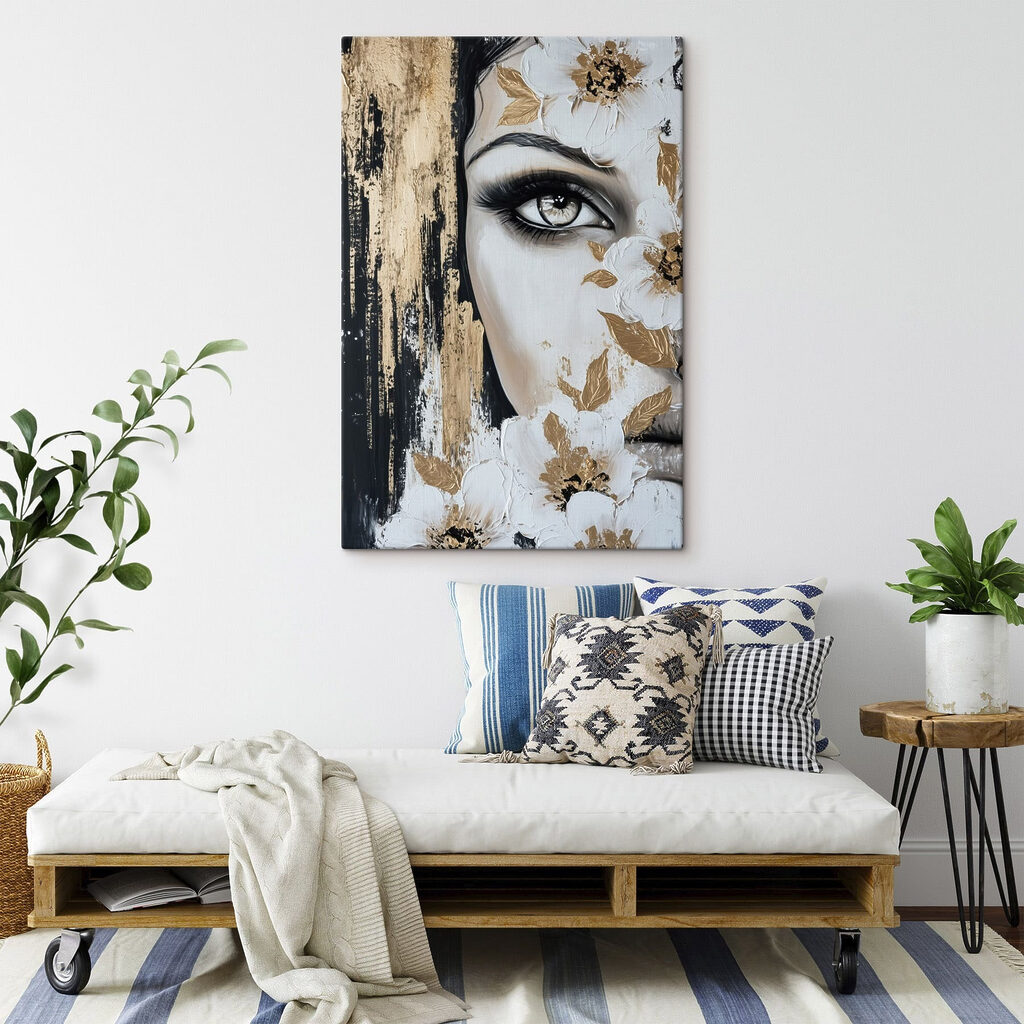 Blaues Auge zwischen Blütenblättern in einem Interieur