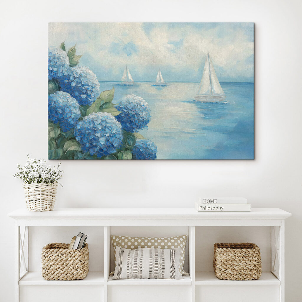 Blaue Hortensien und Segelboote in einem Interieur