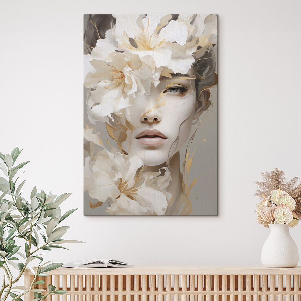 Frauenblick zwischen weißen Blüten in einem Interieur