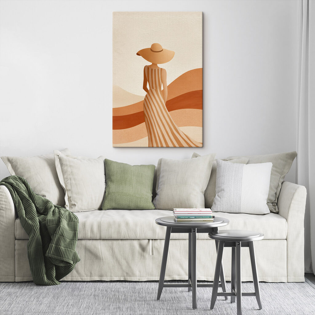 Gestreiftes Kleid zwischen Dünen in einem Interieur
