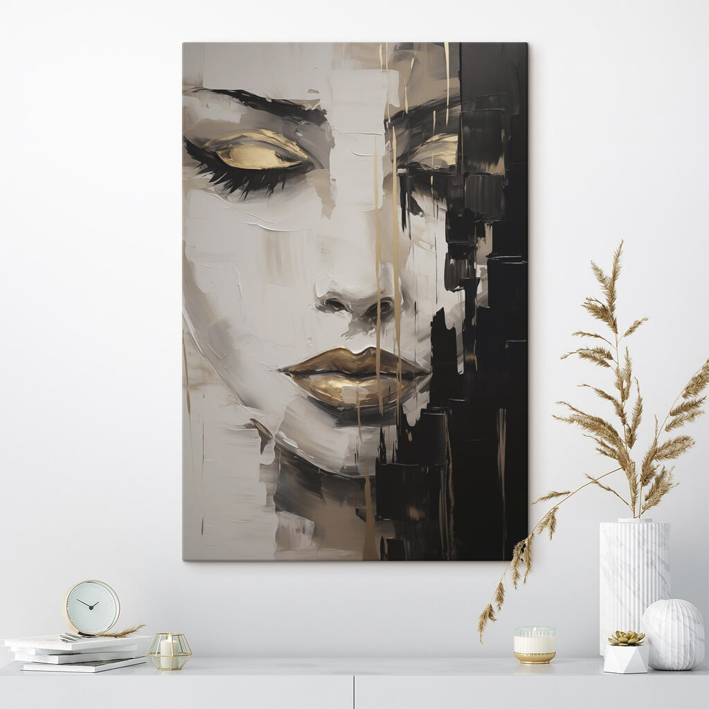 Frauenblick zwischen goldener Farbe in einem Interieur