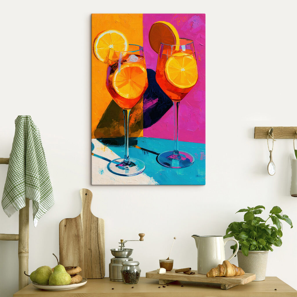 Orangefarbene Cocktails in Popfarben in einem Interieur