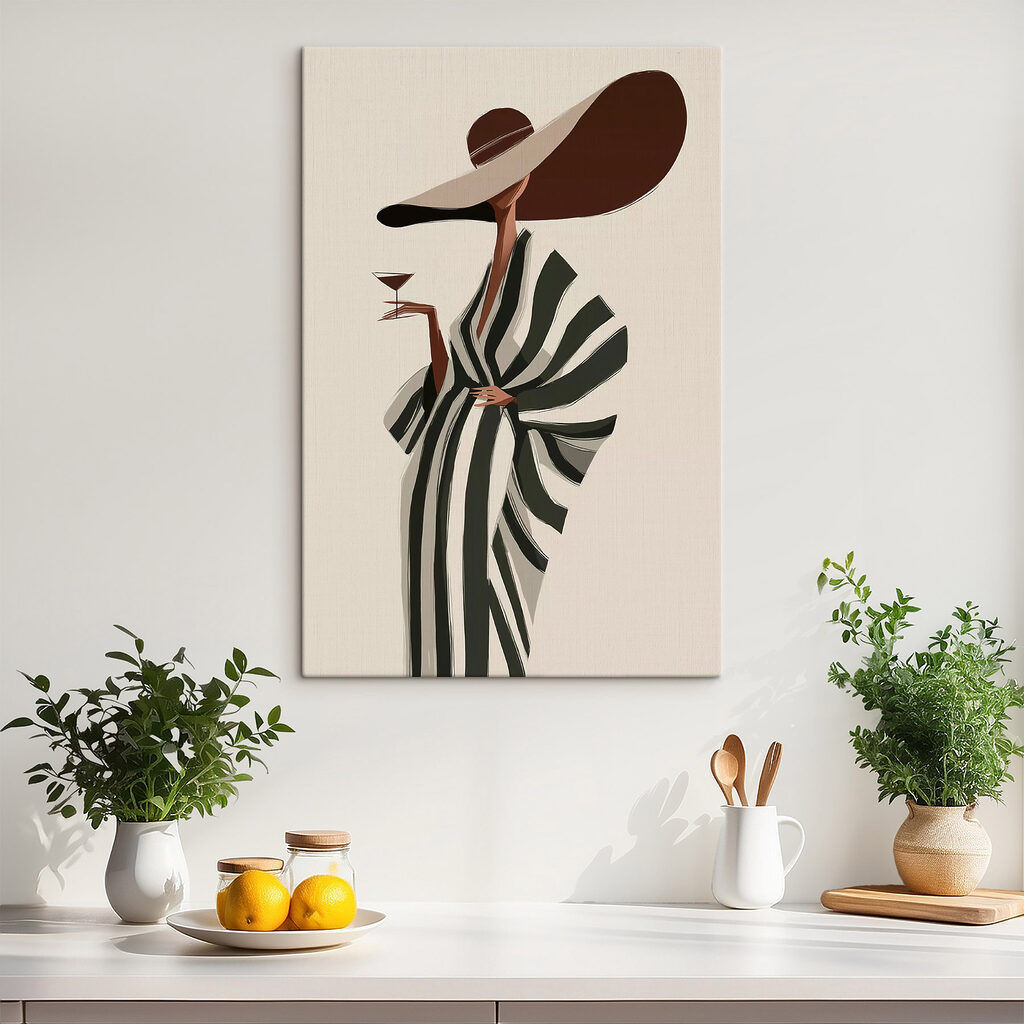 Gestreiftes Kleid mit Cocktail in einem Interieur