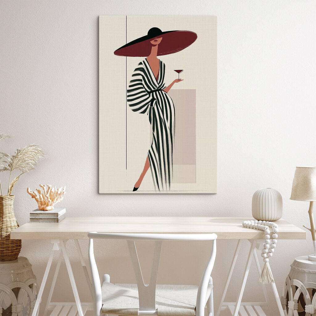 Frau im gestreiften Abendkleid in einem Interieur