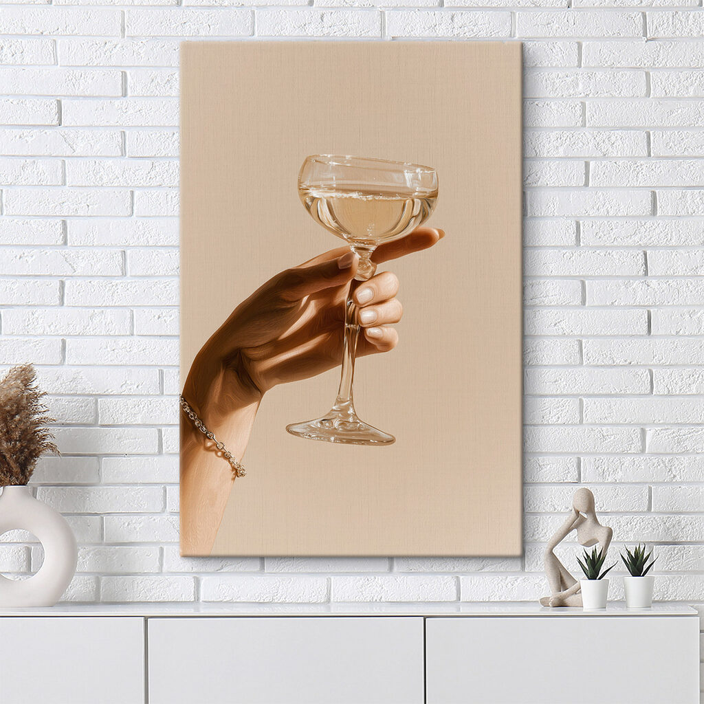 Hand mit Sektschale in einem Interieur