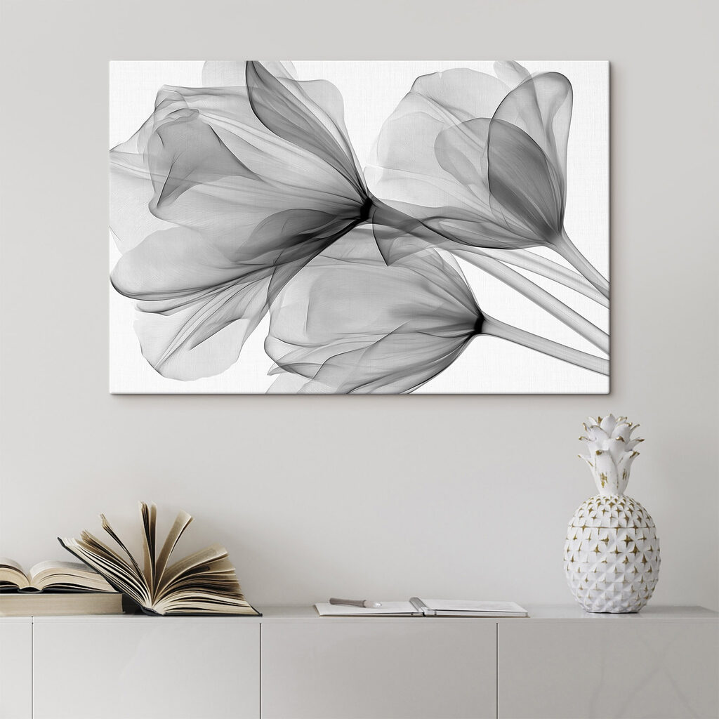 Durchscheinende Tulpen in Grautönen in einem Interieur