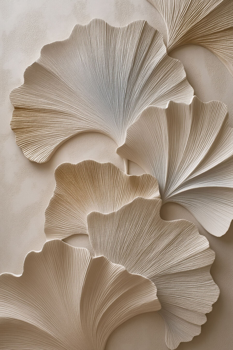 Ginkgofächer in weißen Reliefschichten — ganzes Design