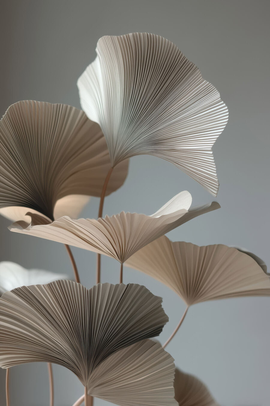 Braune Ginkgofächer auf Grau — ganzes Design