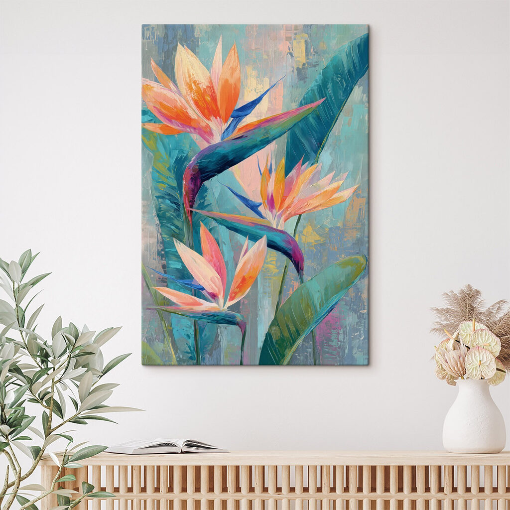 Paradiesvogelblumen in Türkis in einem Interieur