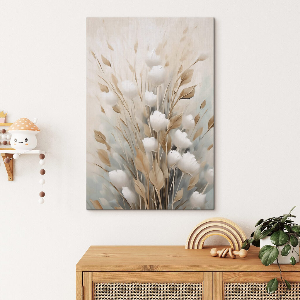 Weiße Blumen zwischen Grashalmen in einem Interieur