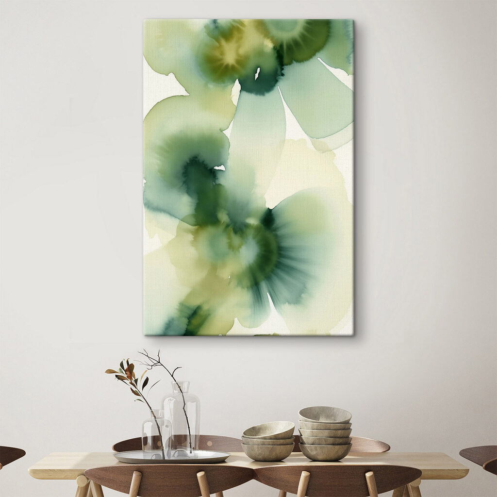 Grüne Tuscheblüten auf Weiß in einem Interieur