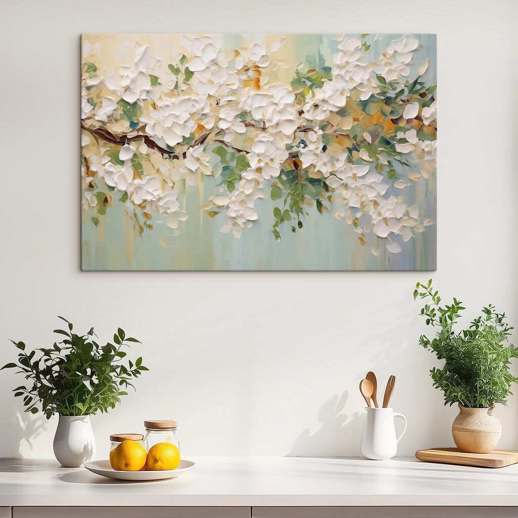 Tief hängende weiße Blütentrauben in einem Interieur