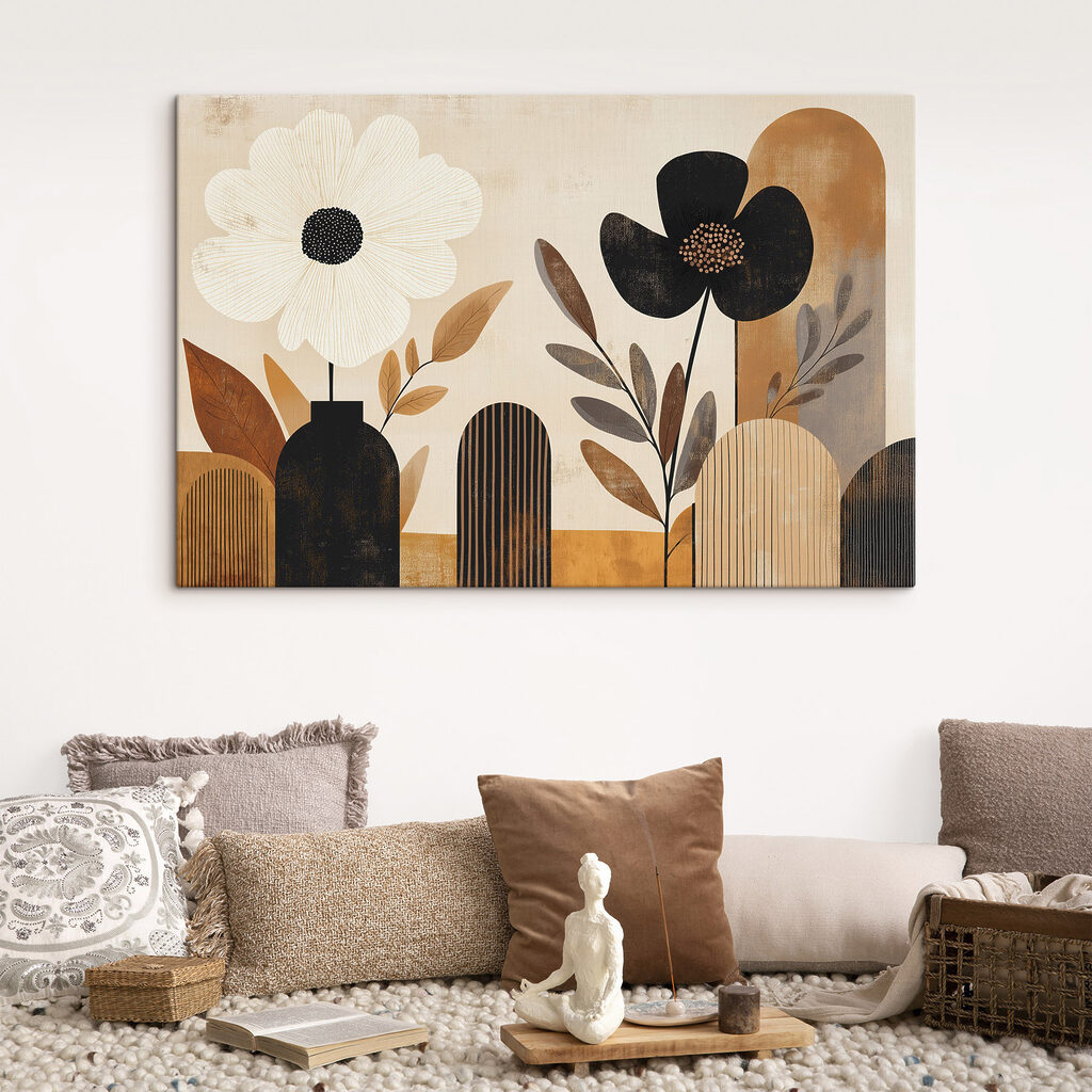 Schwarzweiße Blumen vor Bögen in einem Interieur