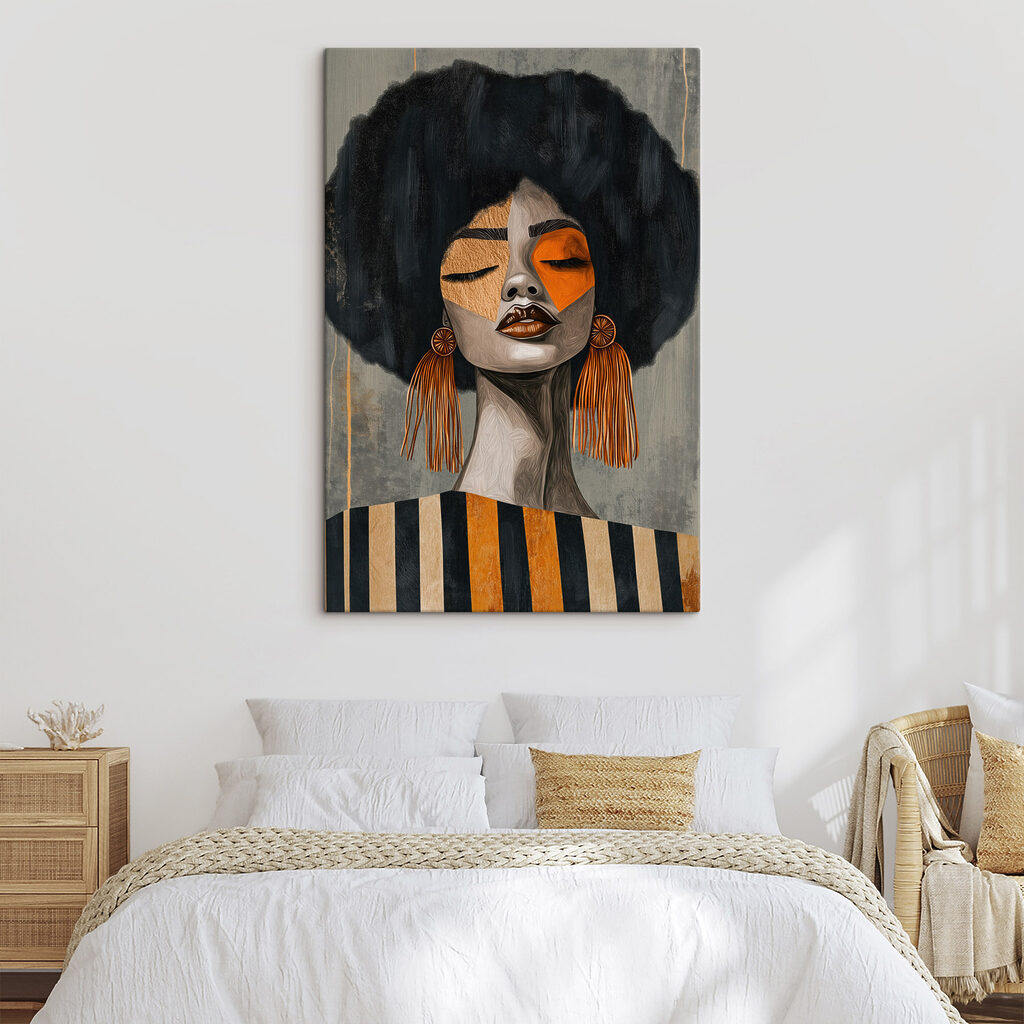 Frau mit Quastenohrringen in einem Interieur