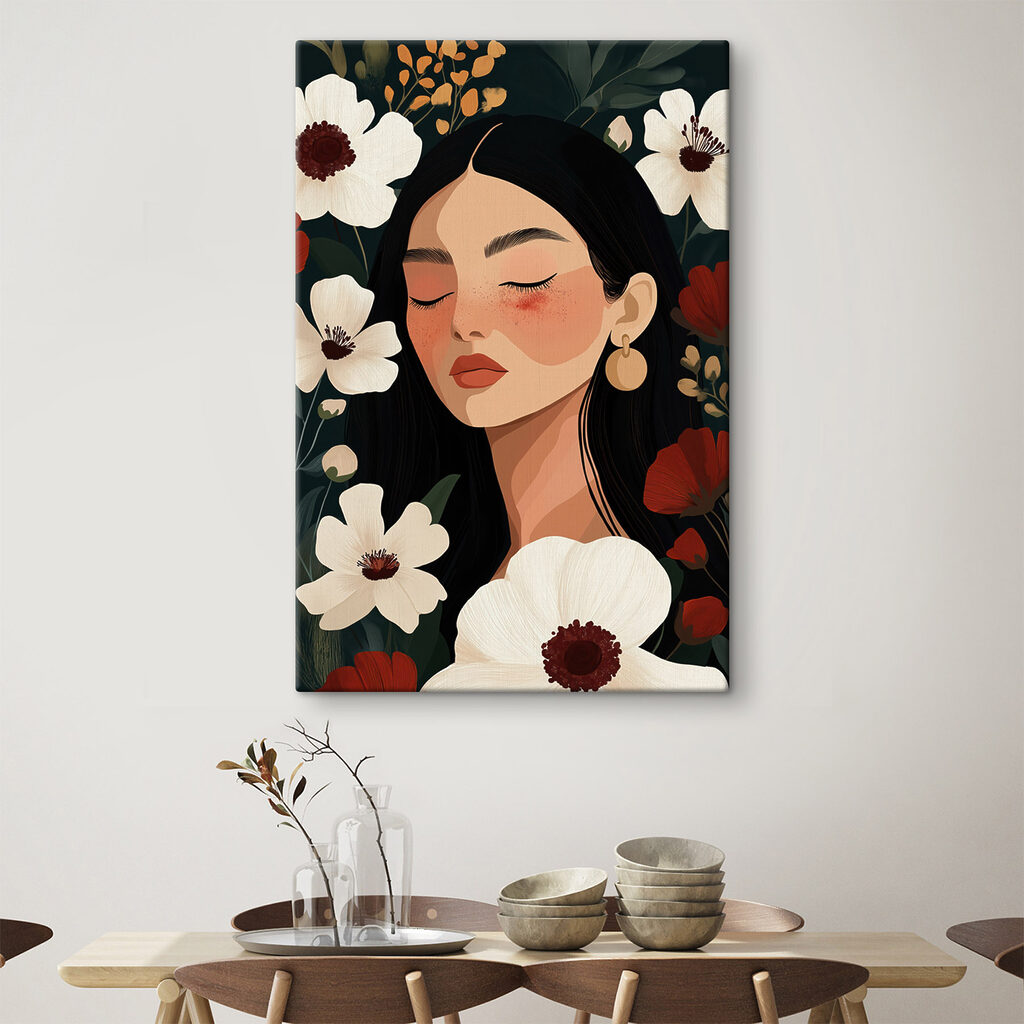 Frau zwischen cremefarbenen Blumen in einem Interieur