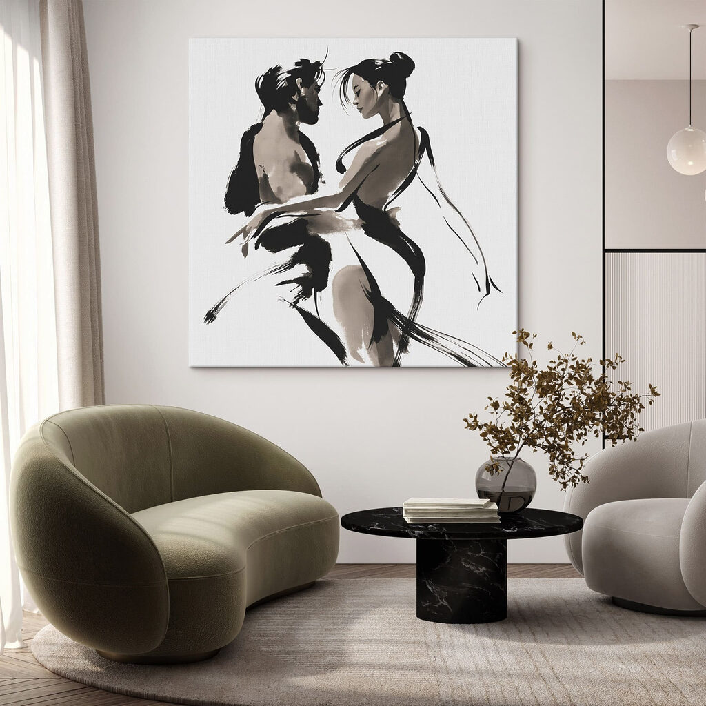Umarmung in schwarzen Pinselstrichen in einem Interieur