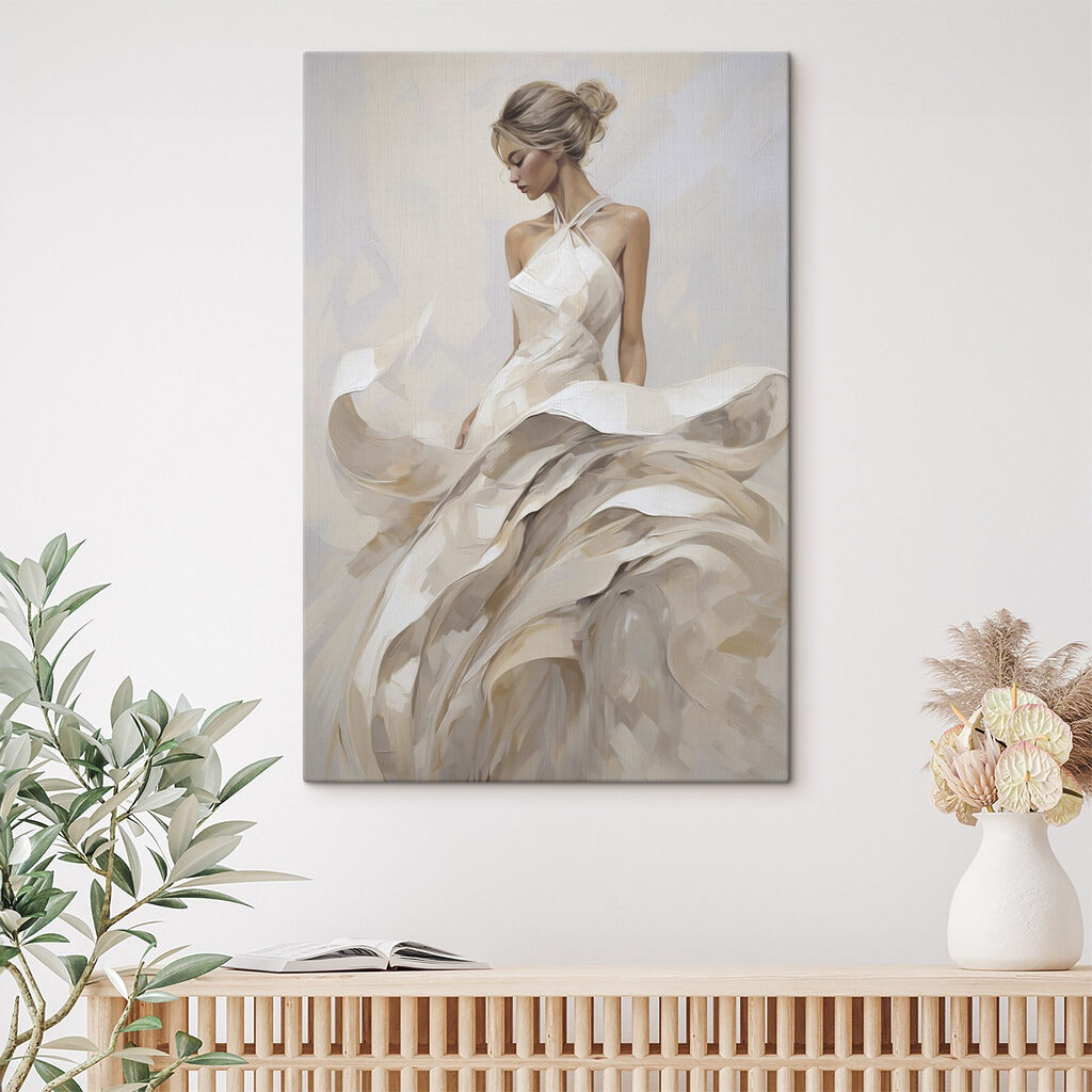 Frau im wehenden Kleid in einem Interieur