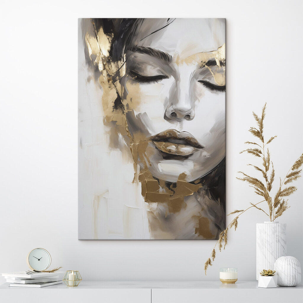 Gold auf der Wange in einem Interieur