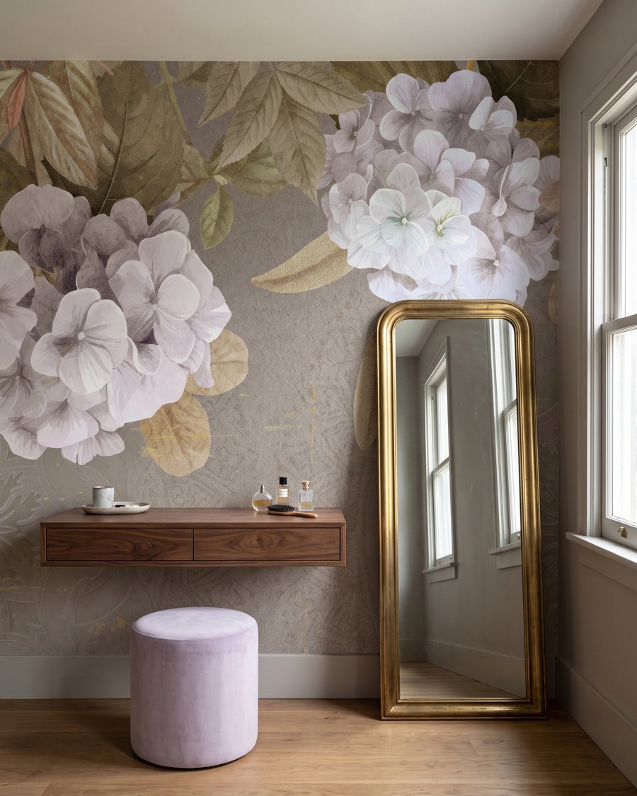 Blütendolden über freiem Raum in einem Interieur