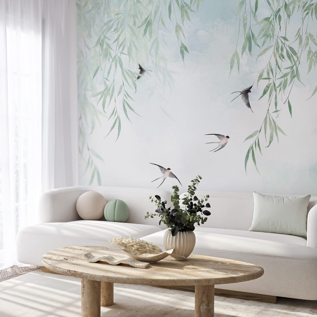 Schwalben unter hängendem Grün in einem Interieur