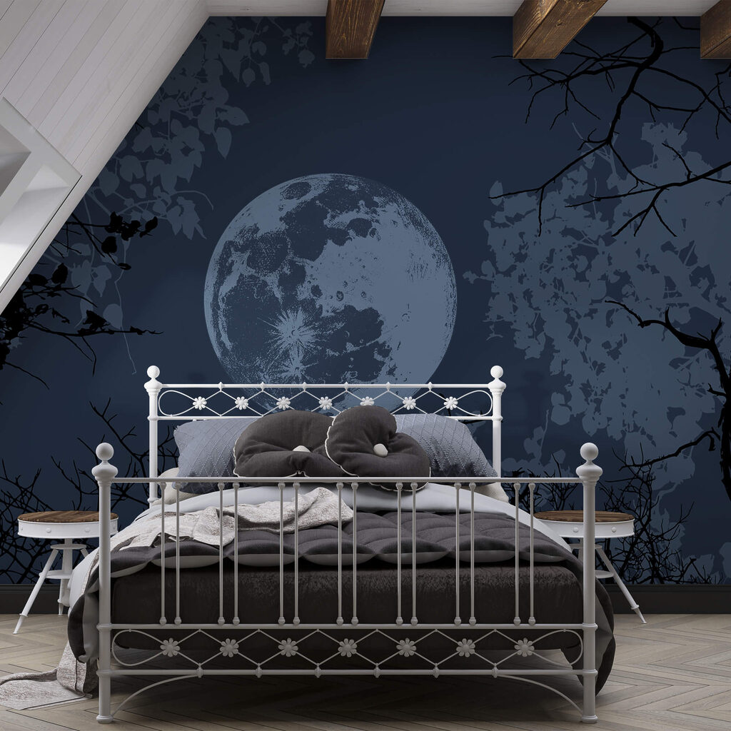 Mond zwischen den Zweigen in einem Interieur