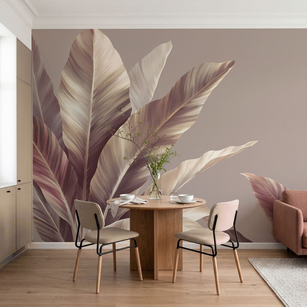 Breite Blätter in Farbflächen in einem Interieur